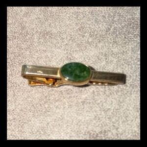 Vintage Signed Anson Gold Tone Possible Green Jade Tie Clip